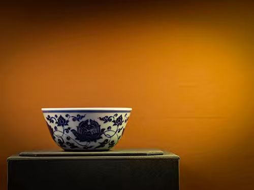 青花缠枝花卉纹碗